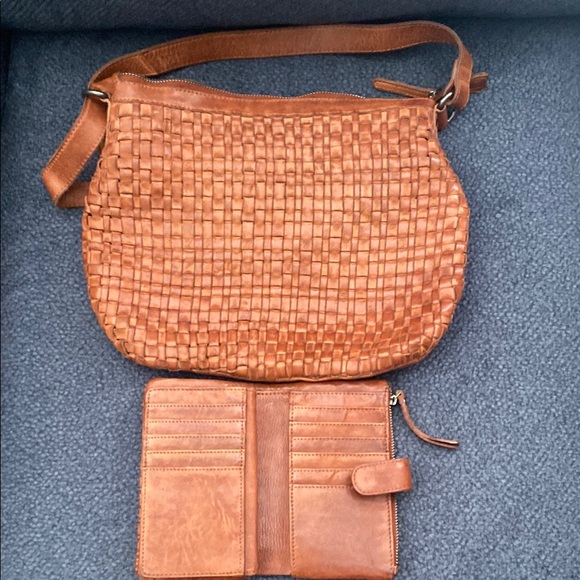 Tan Leather Shoulder Bag and Wallet with Woven Texture - Picture 5 of 9